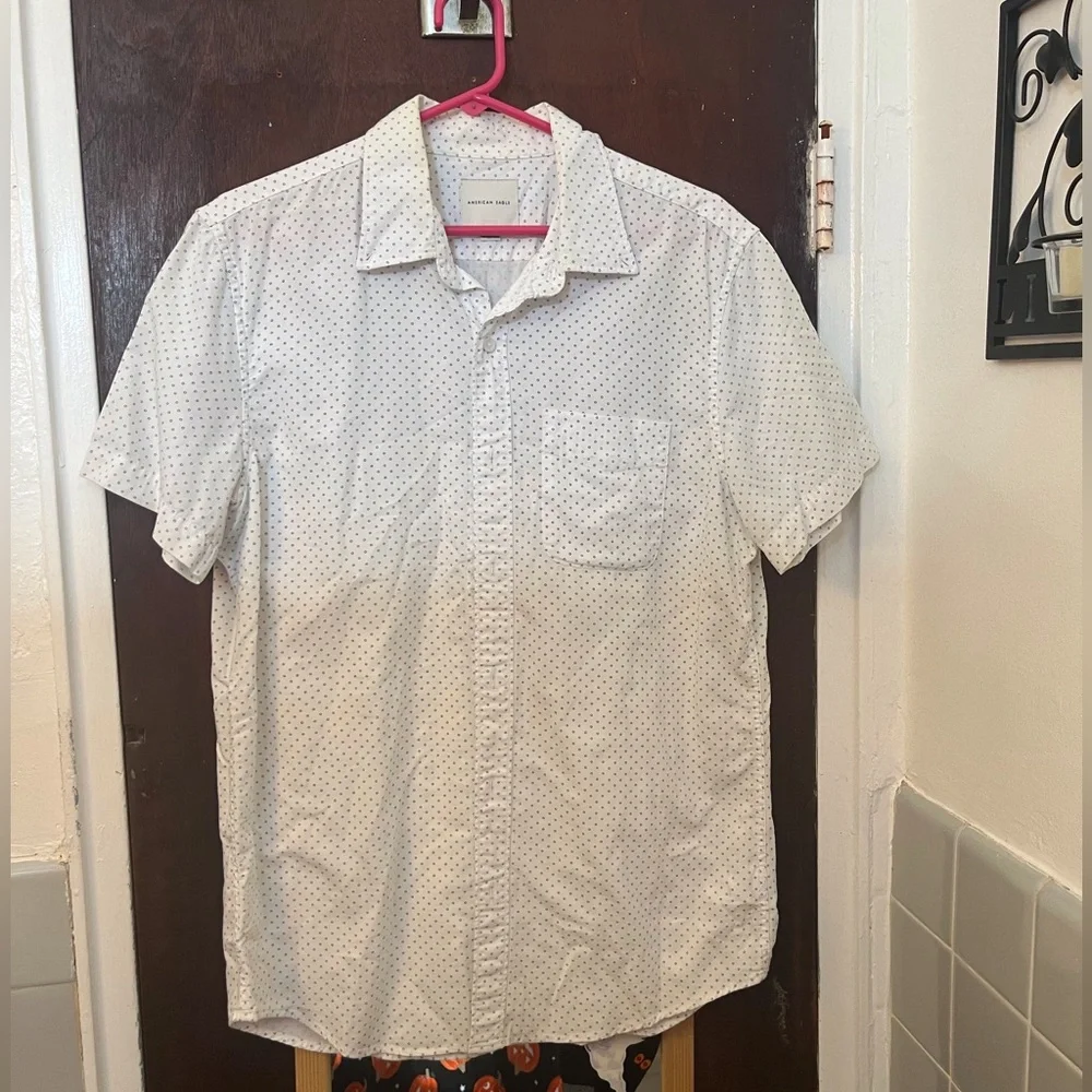 ❌SOLD❌American Eagle , White with Blue Polka Dots, Short Sleeve Button Up. - Picture 1 of 4